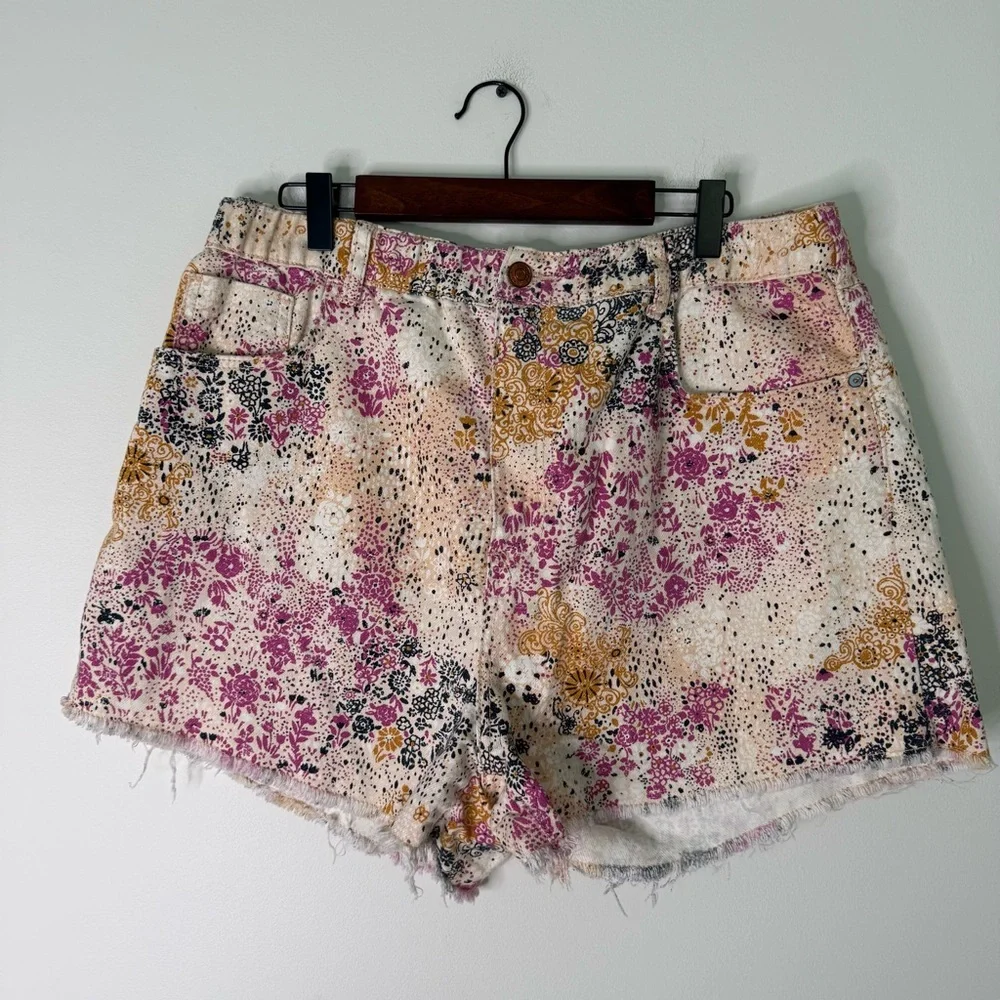 Anthropologie Floral Print High-Rise Shorts in Cream, Pink & Gold - Picture 5 of 13